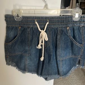 Pull in Jean shorts with fringe at the bottom.